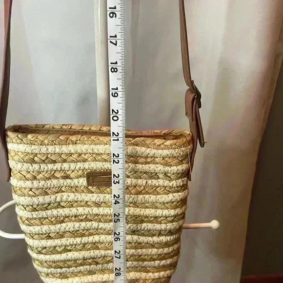 Sun n sand straw woven crossbody with leather straps - Picture 9 of 10